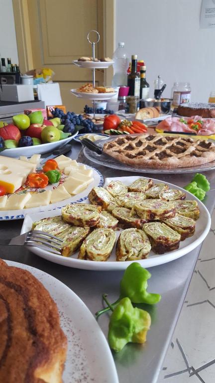 bufet z wieloma talerzami jedzenia na stole w obiekcie Agriturismo I Pipetta w mieście Levanto
