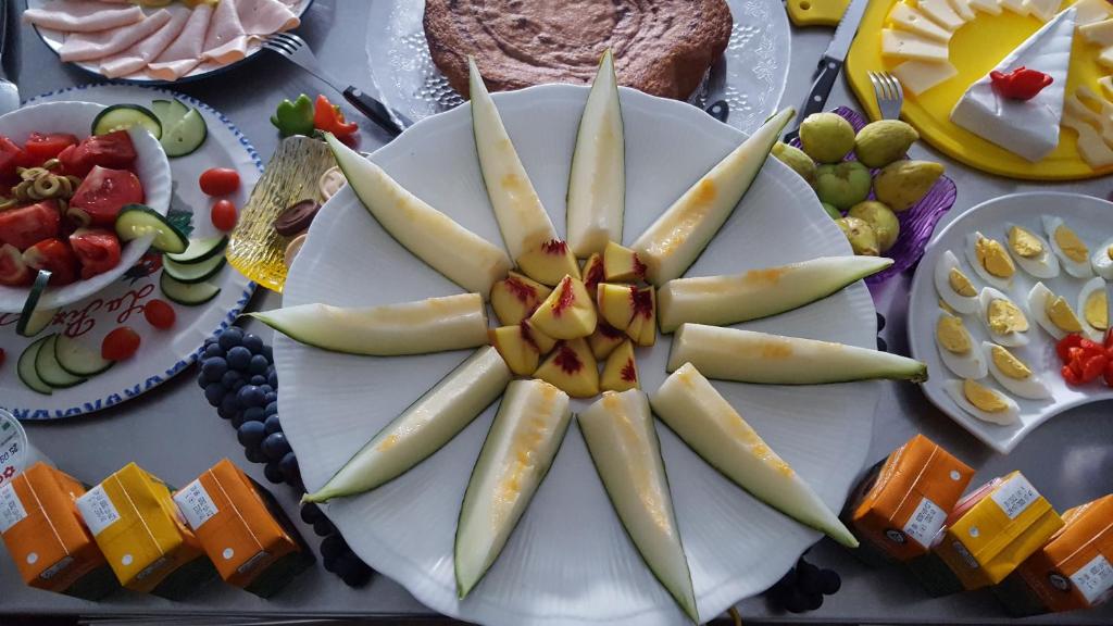 talerz jedzenia z kwiatem w obiekcie Agriturismo I Pipetta w mieście Levanto