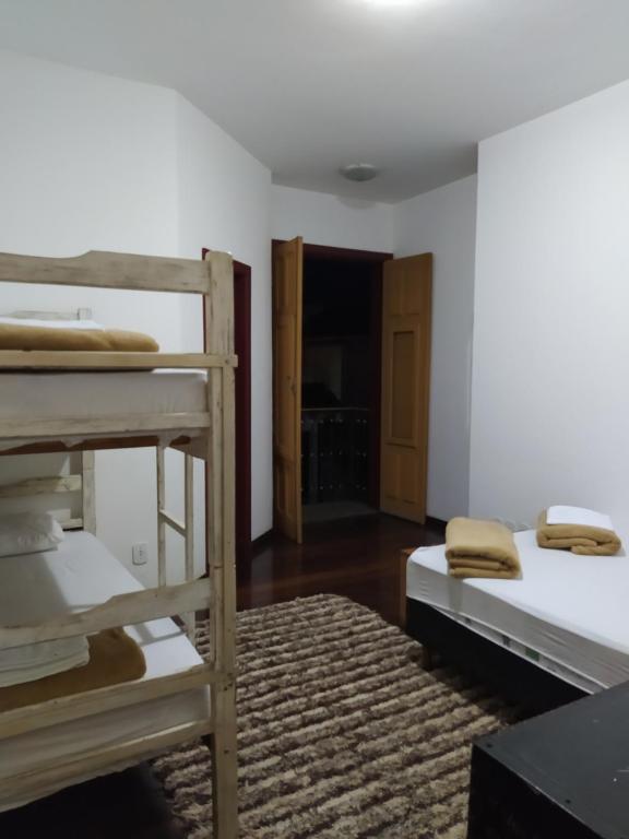 Postel nebo postele na pokoji v ubytování Trilhas de Minas Hostel Camping