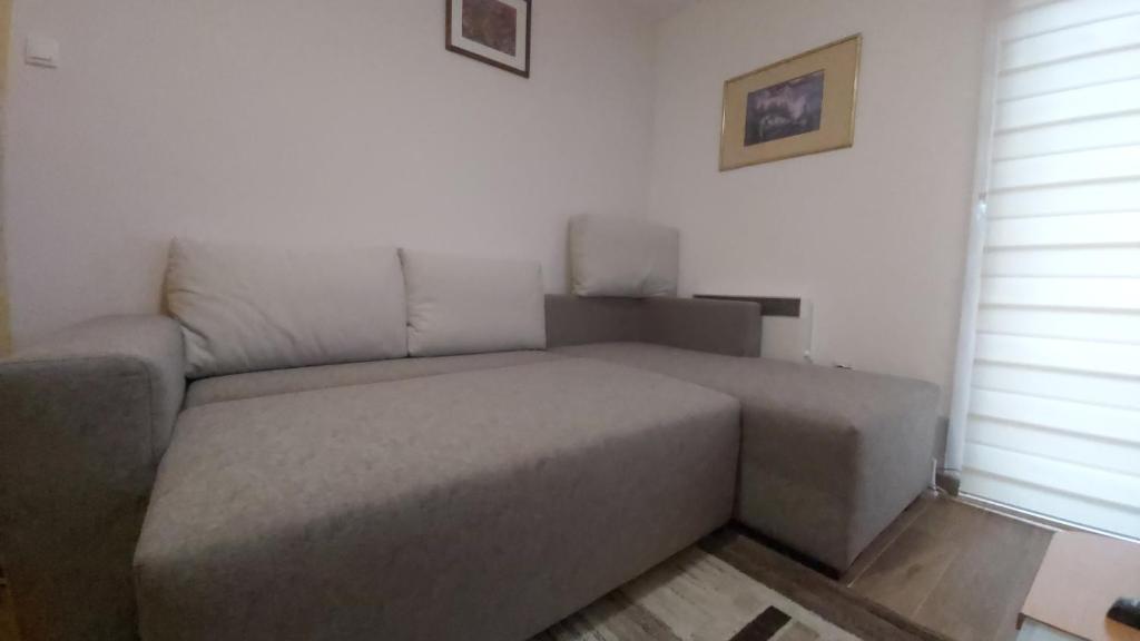 Apartman Gogi房間的床