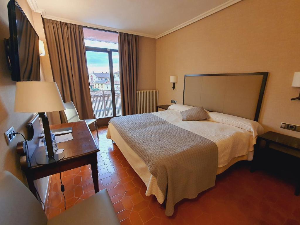 Postel nebo postele na pokoji v ubytování HOSTAL DOÑA JUANA