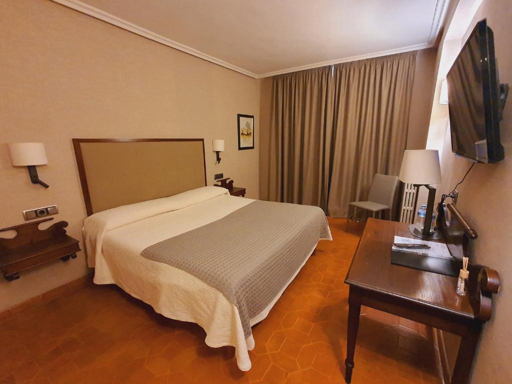 Postel nebo postele na pokoji v ubytování HOSTAL DOÑA JUANA