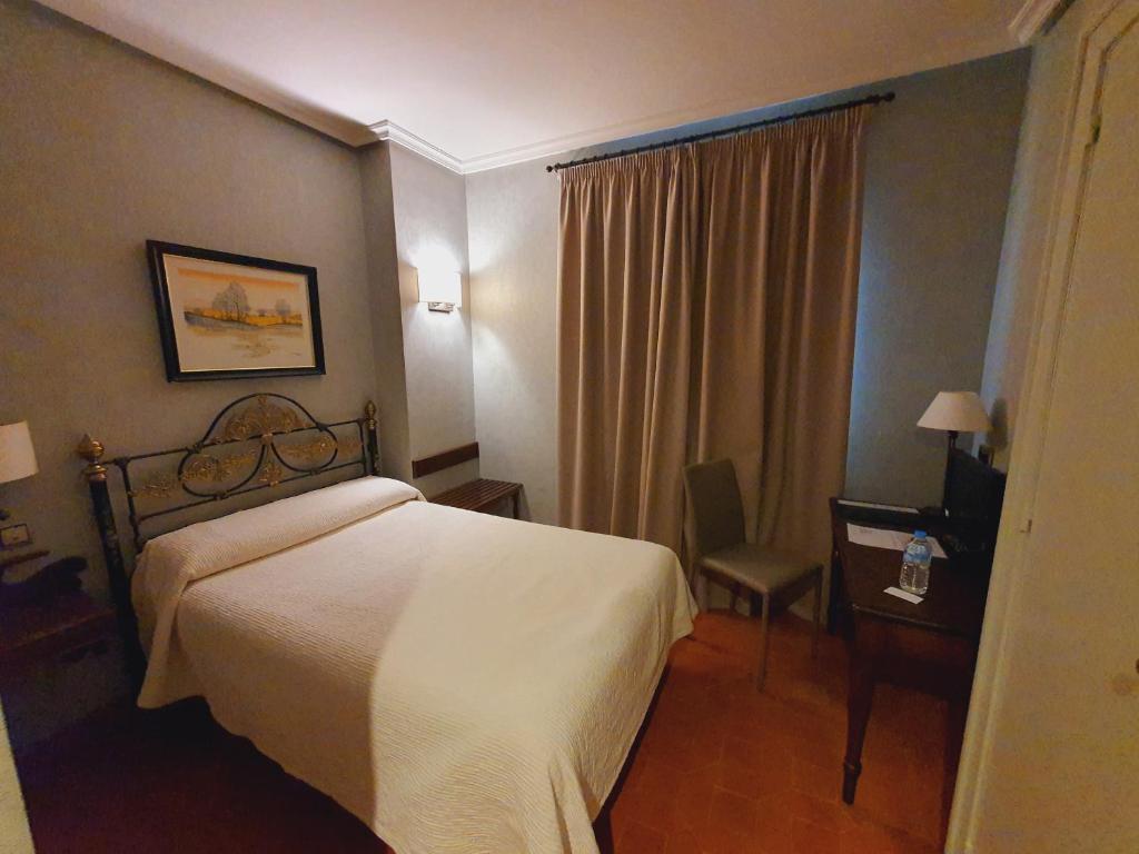 Postel nebo postele na pokoji v ubytování HOSTAL DOÑA JUANA
