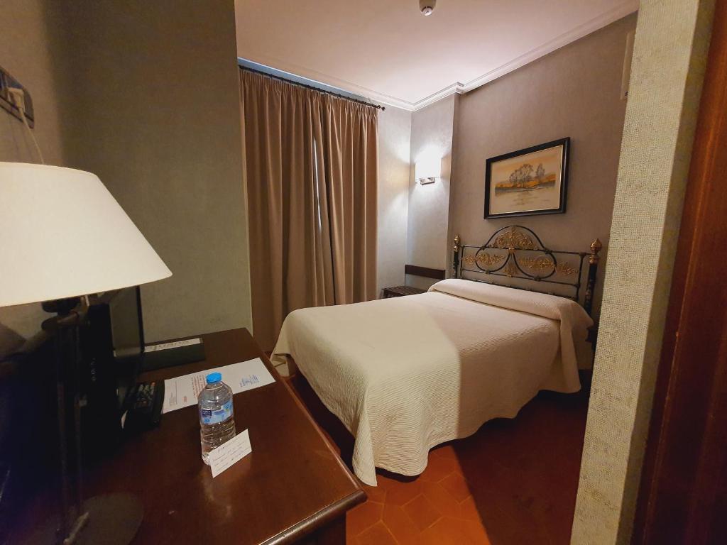 Postel nebo postele na pokoji v ubytování HOSTAL DOÑA JUANA