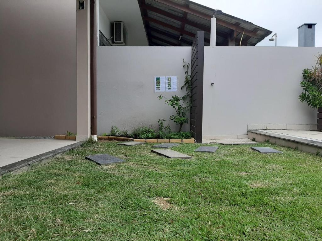  CASA DE PRAIA NA PINHEIRA C/ PISCINA PARA 6 PESSOAS