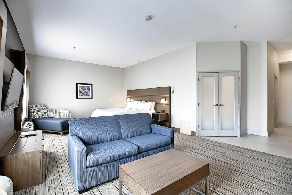 Posezení v ubytování Holiday Inn Express Airport Calgary by IHG