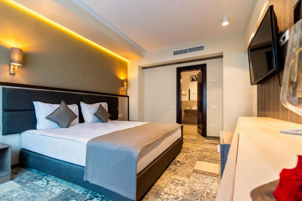 TV a/nebo společenská místnost v ubytování Hotel IZVOARE Caciulata