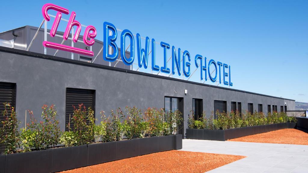 Un bâtiment avec un panneau en haut dans l'établissement The Bowling Hotel, à Grens