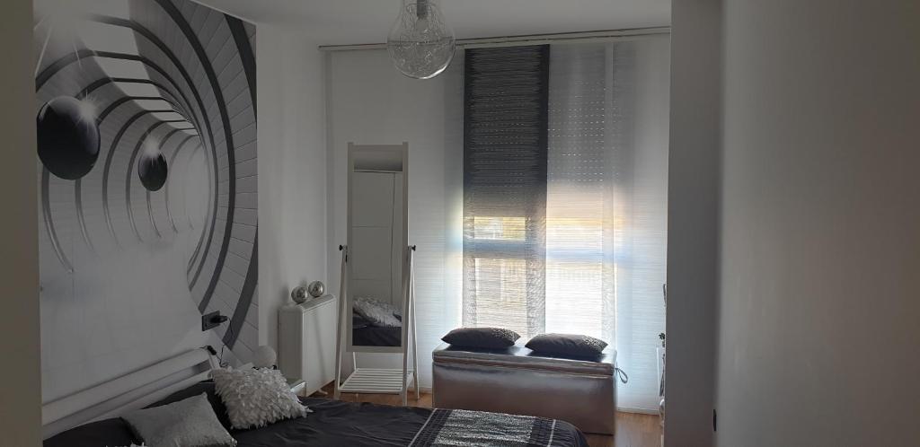 a bedroom with a bed and a large window at Apartamento tranquilo, amante de la naturaleza in Ponferrada