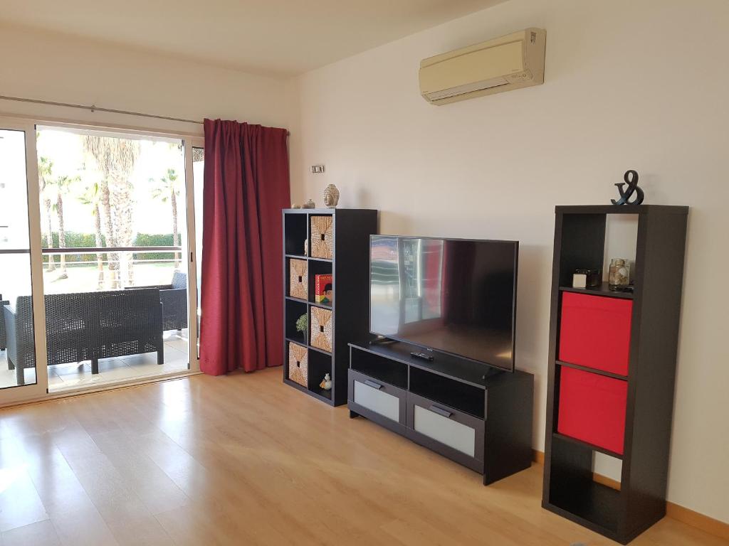 TV a/nebo společenská místnost v ubytování Lagos Marina Side Apartment