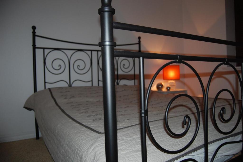En eller flere senge i et værelse på Apartament Bobrowiecka