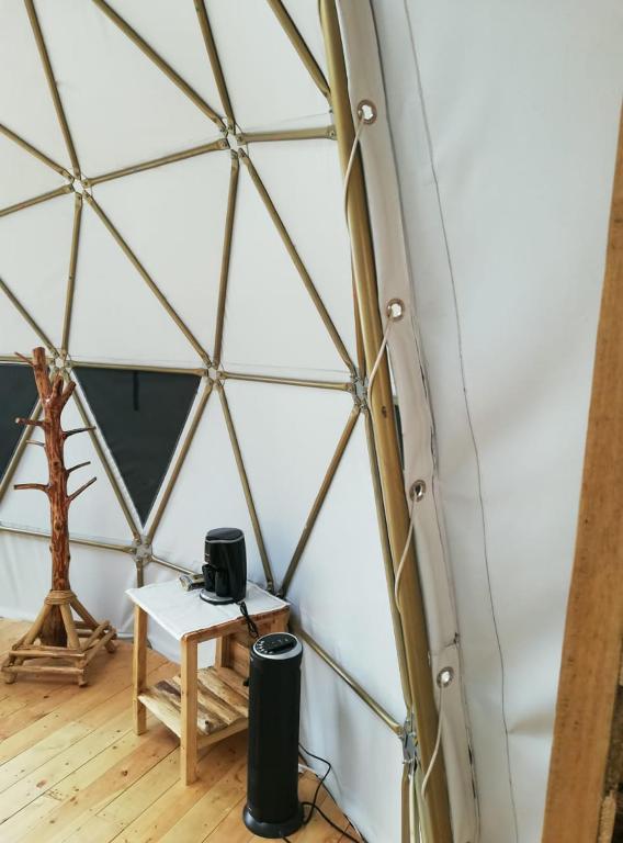 TV a/nebo společenská místnost v ubytování Glamping Chinu