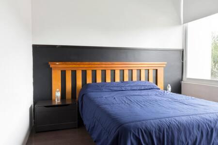 ein Schlafzimmer mit einem Bett mit einer blauen Decke darauf in der Unterkunft Depa Kava I in Miranda