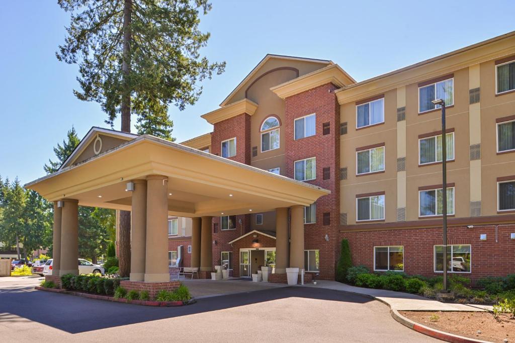 レイシーにあるHoliday Inn Express & Suites Lacey - Olympia, an IHG Hotelの正面に展望台がある建物