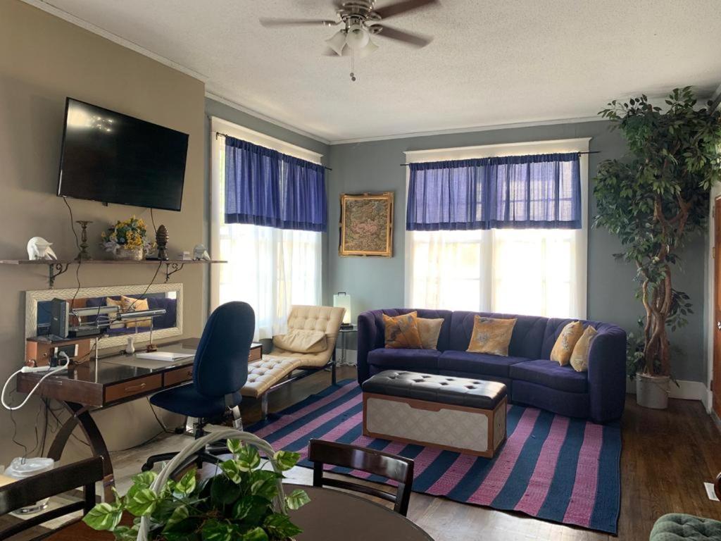 4Br-2Ba Midtown with HOT TUB Sleeps up to 19 - 8 Beds - Housity