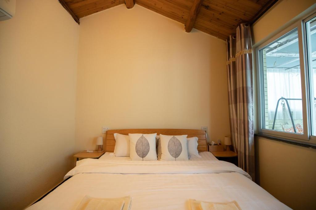 Postel nebo postele na pokoji v ubytování Moganshan Bamboo View Guesthouse