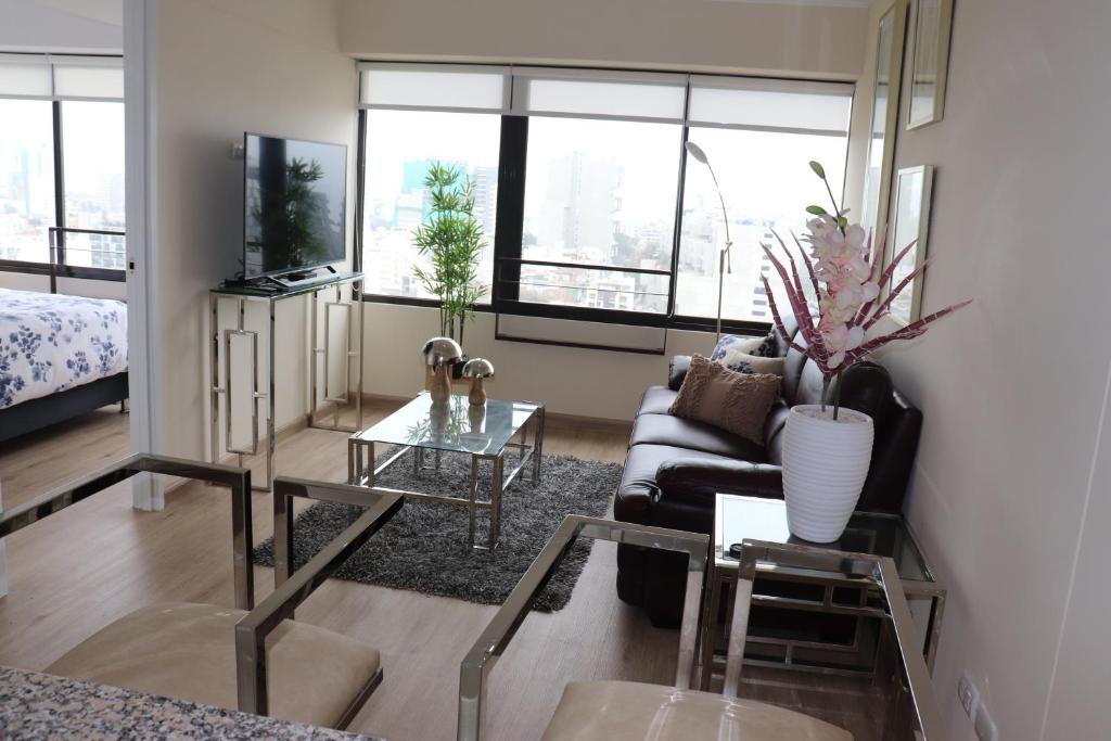 sala de estar con sofá y mesa en Cayma Apart's V, en Lima