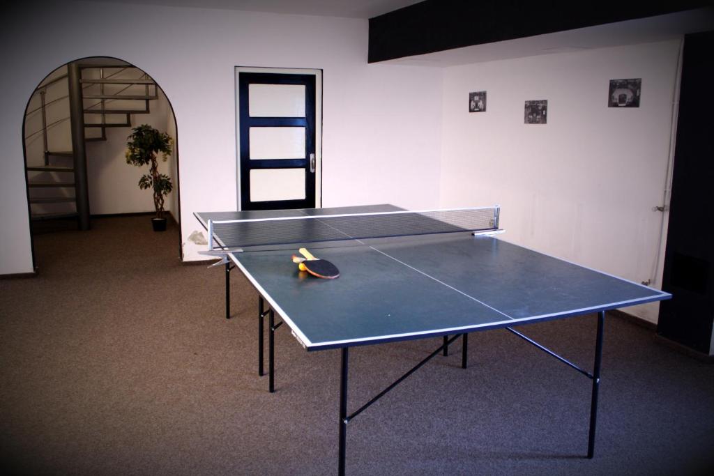 una mesa de ping pong con raqueta de tenis. en Hotel Tivoli, en Sovata