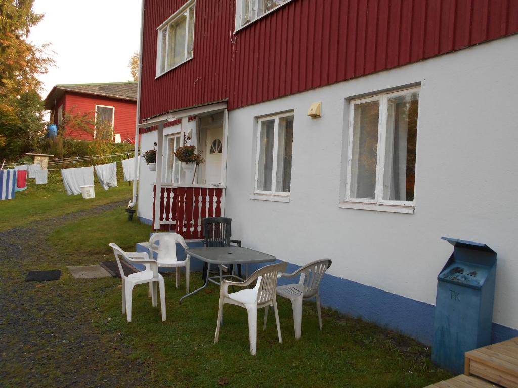 une table et des chaises à l'extérieur d'une maison dans l'établissement Perniön majoitus alakerta, à Perniö