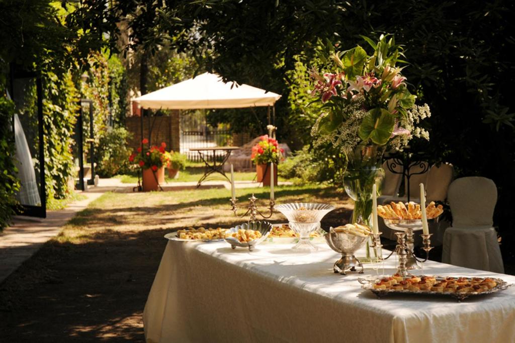 uma mesa com uma toalha de mesa branca com comida em Azienda Agricola Palazzo Manzoni em San Zaccaria