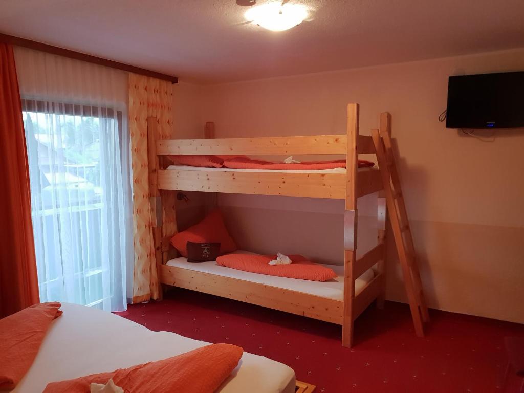 Postel nebo postele na pokoji v ubytování Gästehaus Fernblick