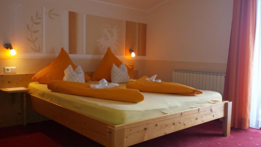Postel nebo postele na pokoji v ubytování Gästehaus Fernblick