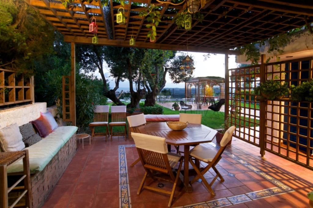 A seating area at Felix Residence