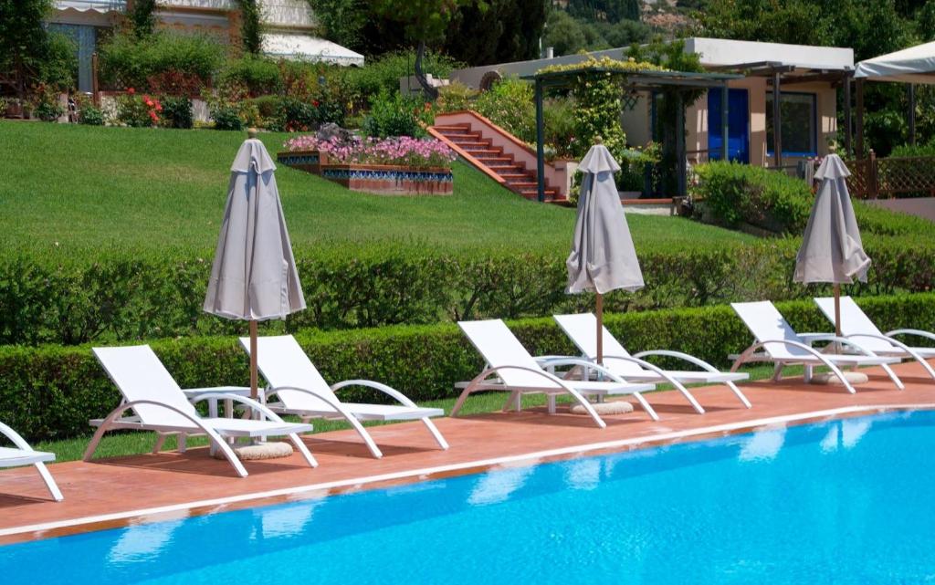 The swimming pool at or close to Felix Residence