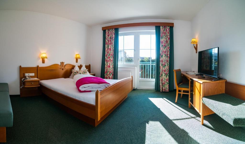 Postel nebo postele na pokoji v ubytování Tennis Golf Hotel Höllrigl