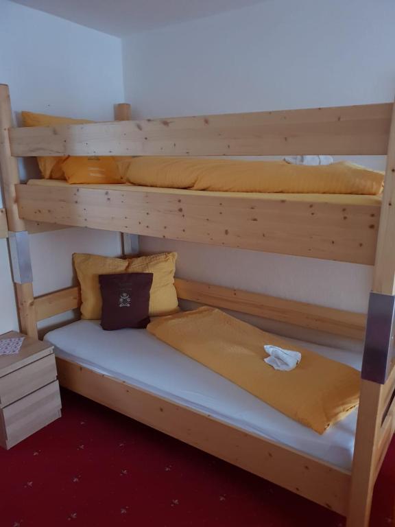 Postel nebo postele na pokoji v ubytování Gästehaus Fernblick