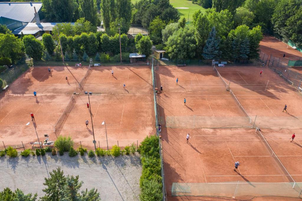 Tenis a/nebo squash v ubytování Tennis Golf Hotel Höllrigl nebo okolí