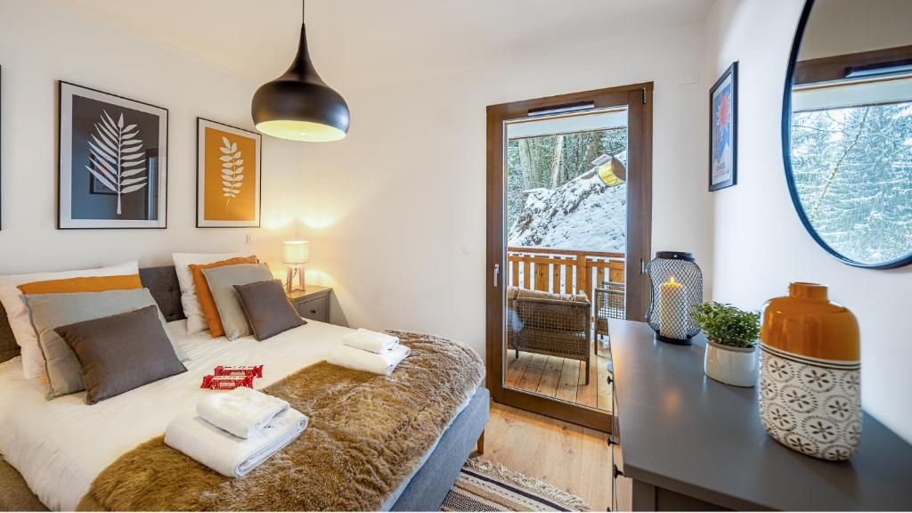 - une chambre avec un lit, un bureau et une fenêtre dans l'établissement Les Freinets - Apt D103 - BO Immobilier - Châtel, à Châtel