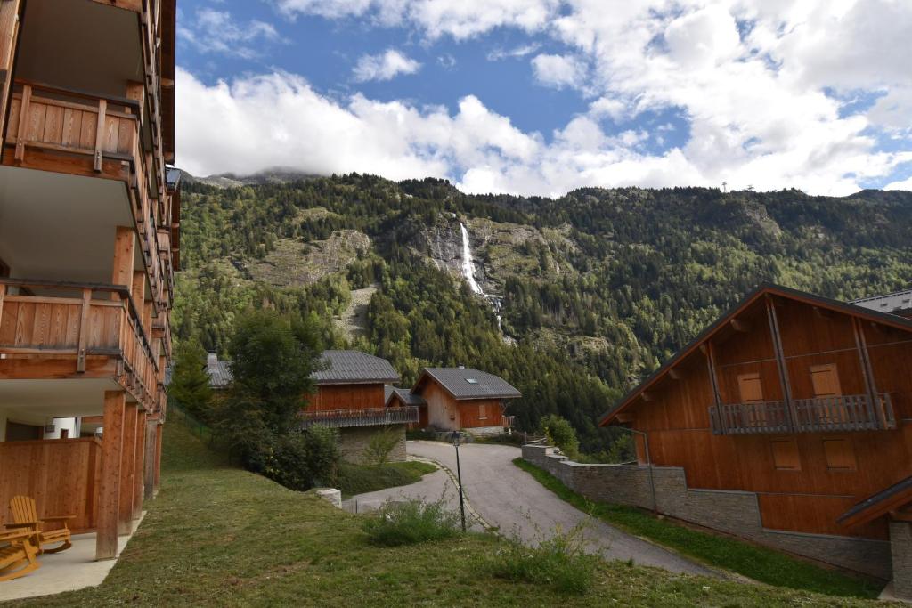 uitzicht op een berg vanaf de zijkant van een gebouw bij VAUJANYLOCATIONS - Domaine du Pâtre in Vaujany