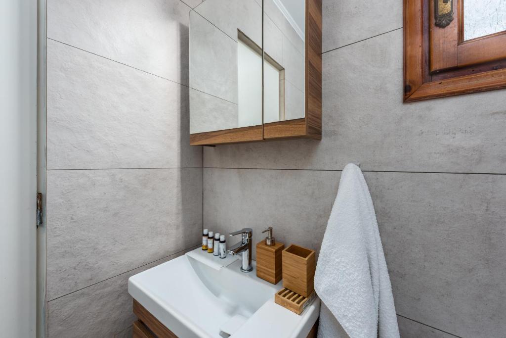 A bathroom at Albouro Seafront Apartments