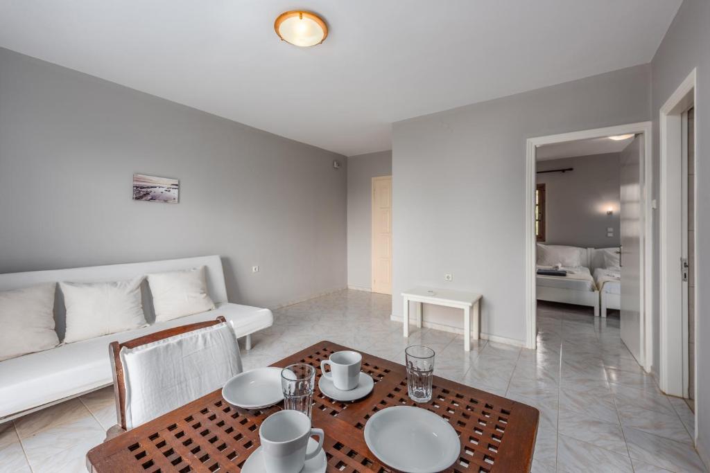 A seating area at Albouro Seafront Apartments