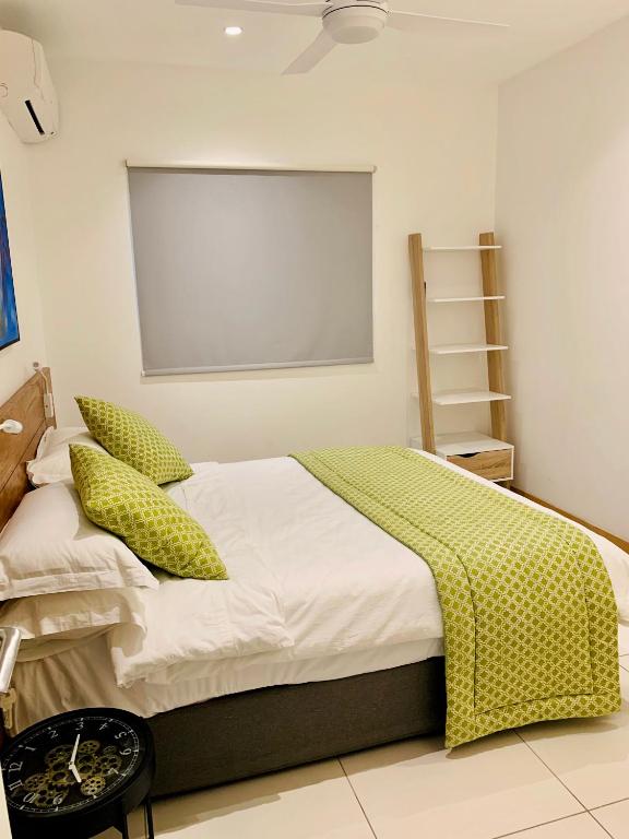 Postel nebo postele na pokoji v ubytování Latitude Luxury Duplex