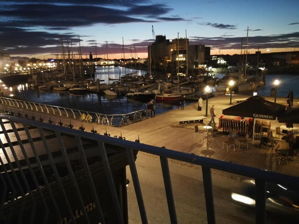 un port de plaisance de nuit avec des bateaux dans l'eau dans l'établissement Sur le port, à Les Sables-dʼOlonne