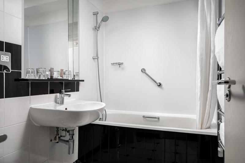 Langstone Quays Resort, Portsmouth - Classic Twin Room