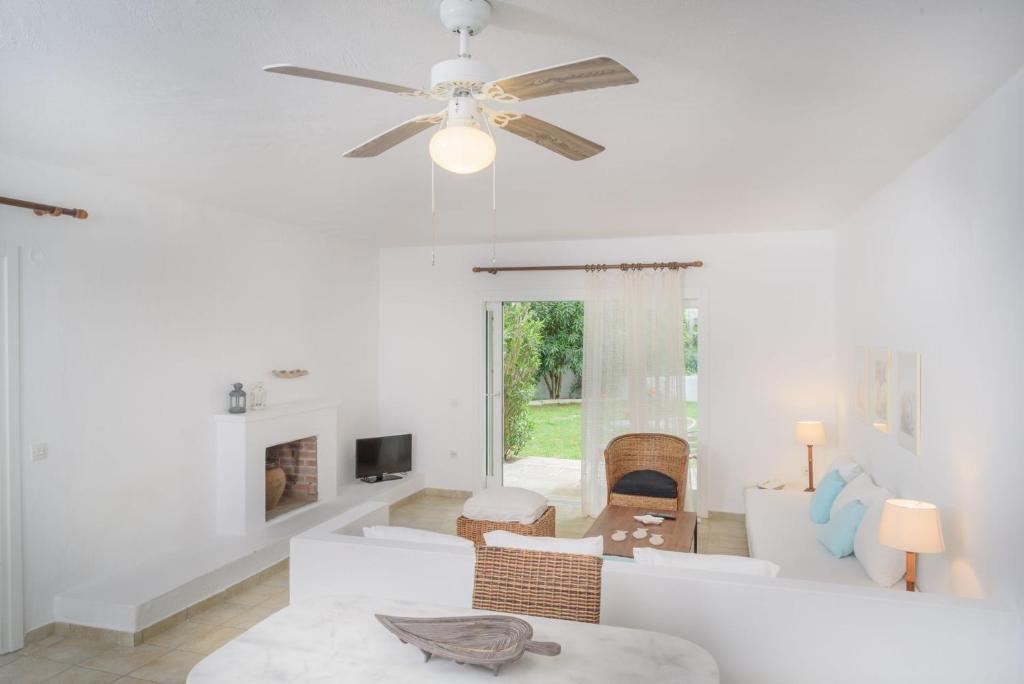 un soggiorno con mobili bianchi e ventilatore a soffitto di Luxury Villa Skiathos Two-Bedroom Suite Dyo Vromolimnos a Città di Skiathos