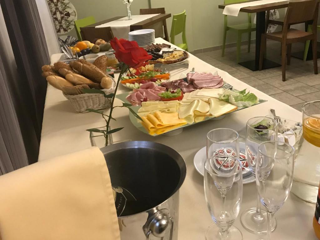 Jídlo v aparthotelu nebo okolí