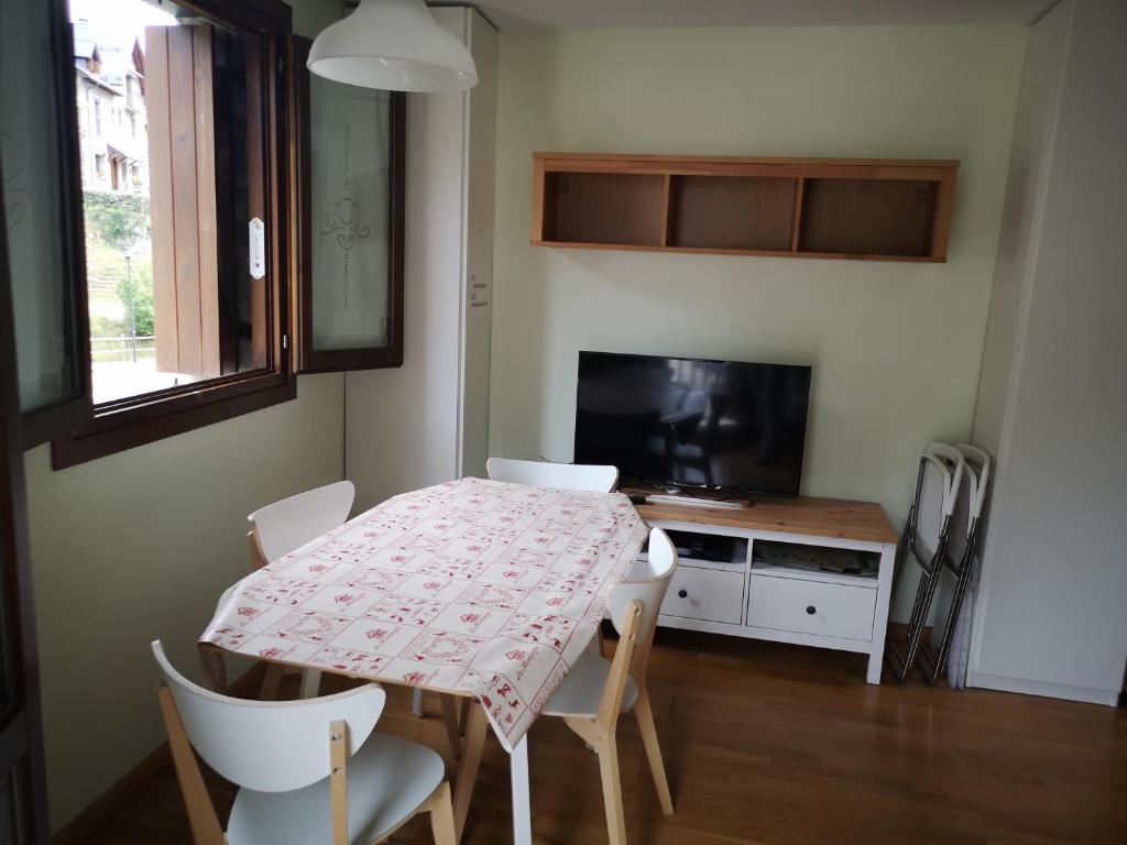 A television and/or entertainment centre at Apartamentos Aguas Limpias