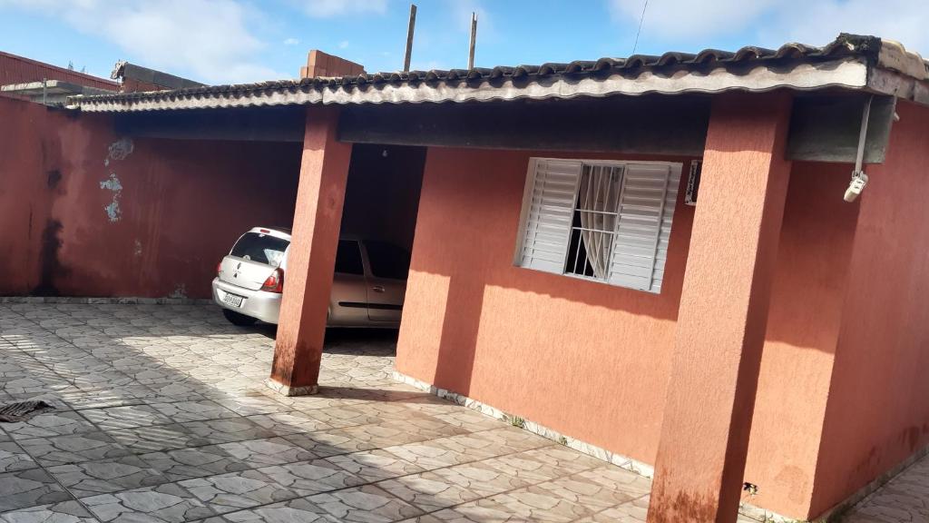 a house with a car parked in front of it at Casa com ar condicionado e 2 suítes ilha comprida in Ilha Comprida