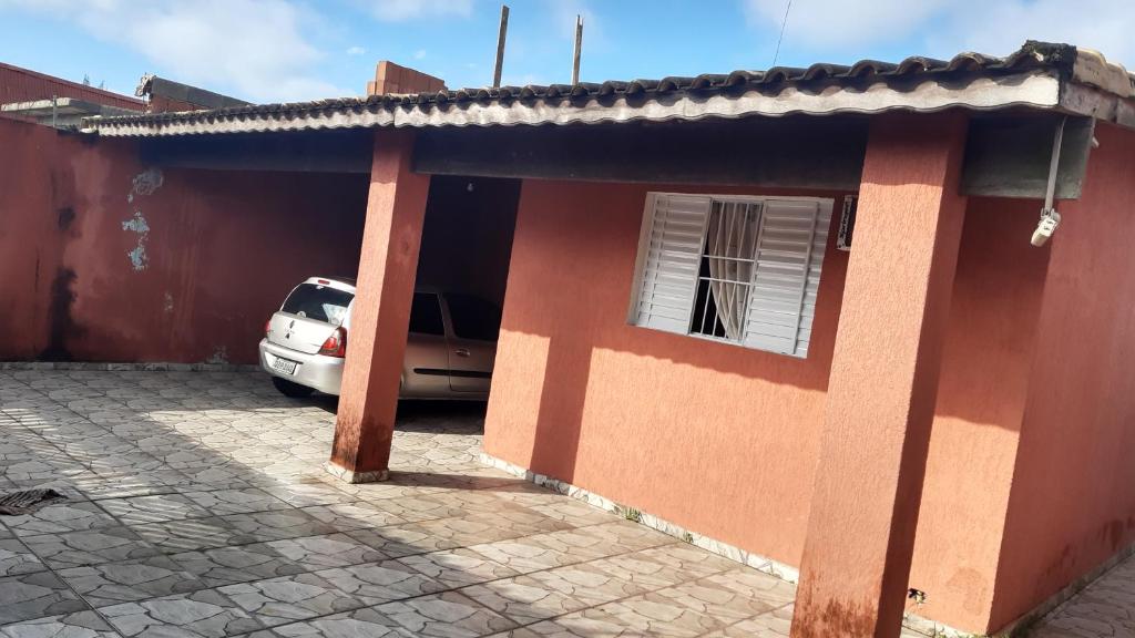 uma casa com um carro estacionado em frente em Casa temporada ilha comprida em Ilha Comprida