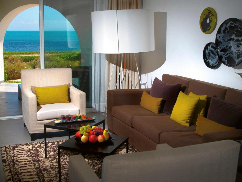 Posezení v ubytování Mövenpick Hotel Gammarth Tunis