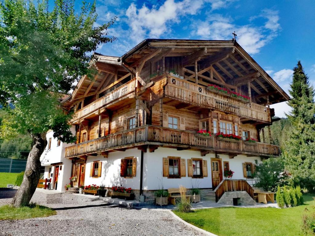 ein großes Holzhaus mit Balkon in der Unterkunft Haus Dirol in Kirchberg in Tirol