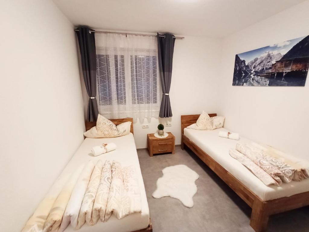 Postel nebo postele na pokoji v ubytování The AlpenHouse Gligic´s