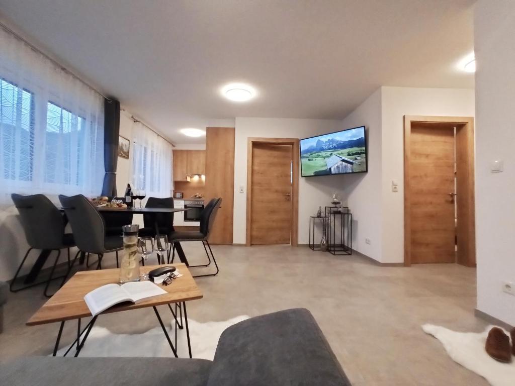 TV a/nebo společenská místnost v ubytování The AlpenHouse Gligic´s