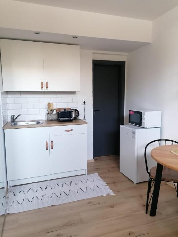 Kuchyňa alebo kuchynka v ubytovaní Apartment Dubnica Prejta 3