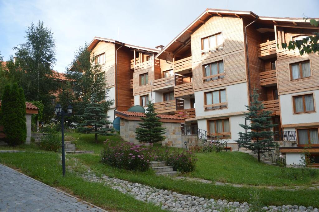 ein großes Apartmenthaus mit einem Hof davor in der Unterkunft One Bedroom Apartment in Gated Complex in Bansko