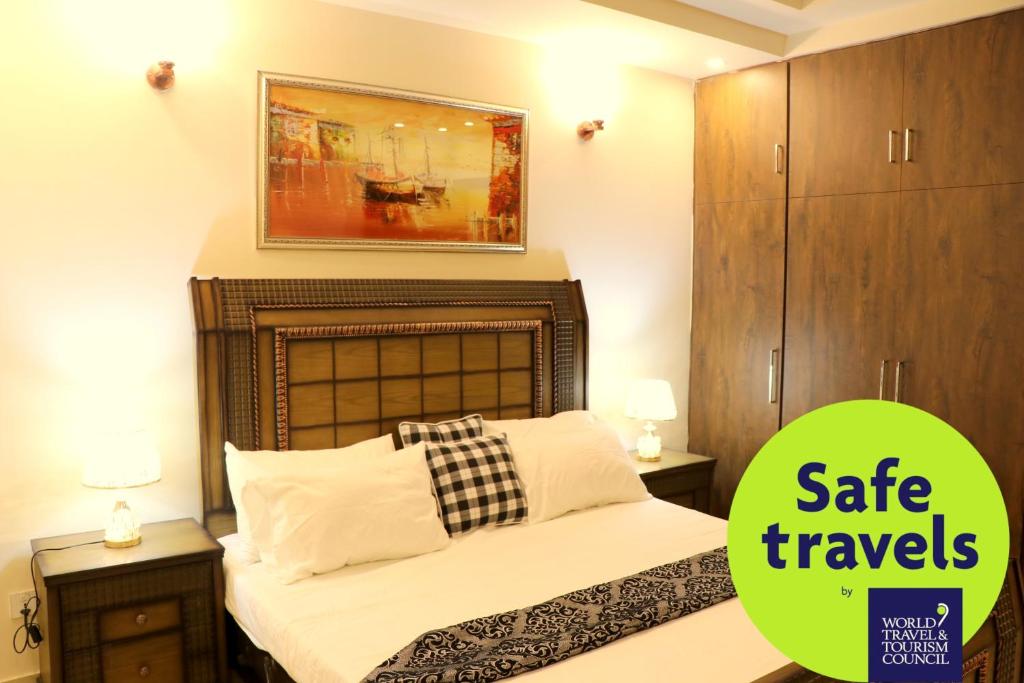 Ένα ή περισσότερα κρεβάτια σε δωμάτιο στο Luxurious Landing Apartments & Suites Bahria Town